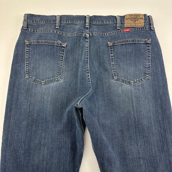 Wrangler Relaxed Fit Straight Leg Men's size 40x30 Dark Wash Blue Denim Jeans - Picture 4 of 4